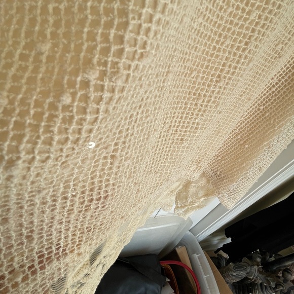 Lady’s top with lace hem - Picture 2 of 5